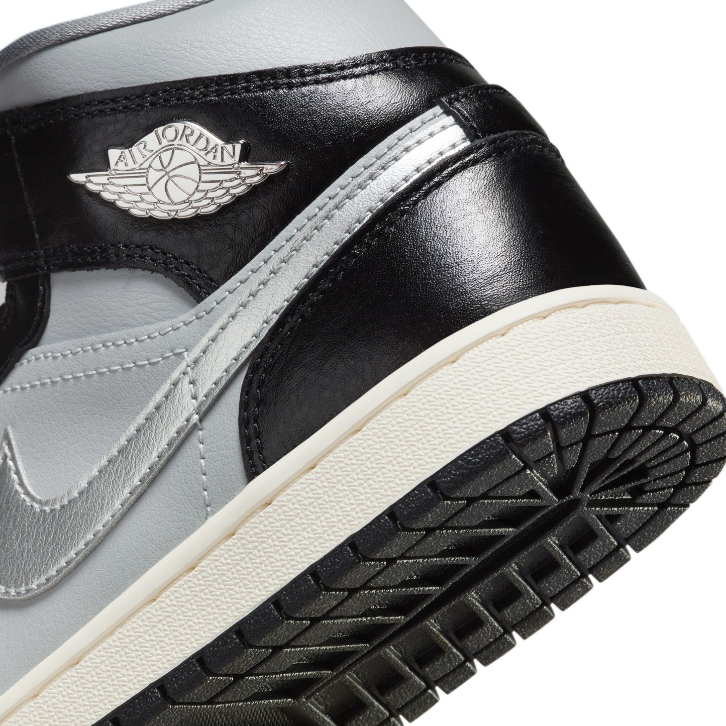 JORDAN 1 MID SE - BLACK/METALLIC SILVER/LT SMOKE GREY/SAIL