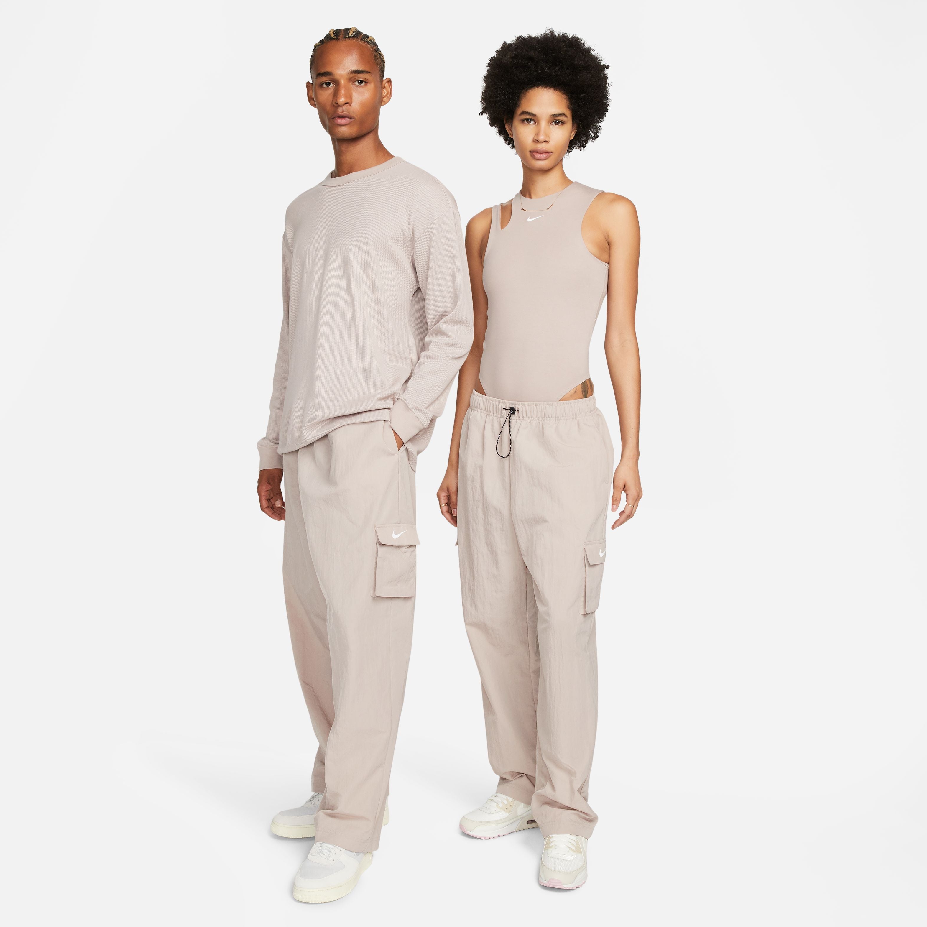 NSW Essential High-Rise Woven Cargo Pants - Diffused Taupe/White